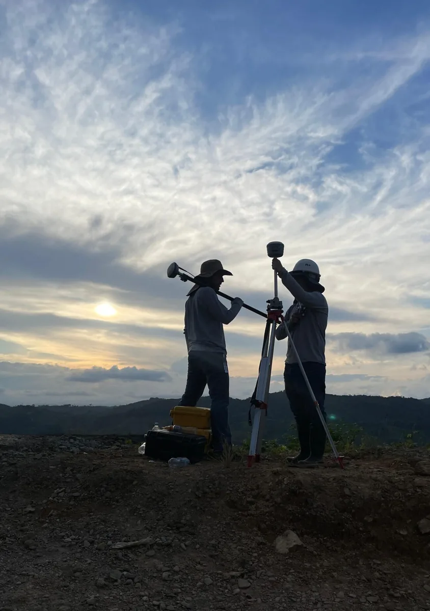 Equipo de DCB Ingeniería durante una jornada de trabajo en campo