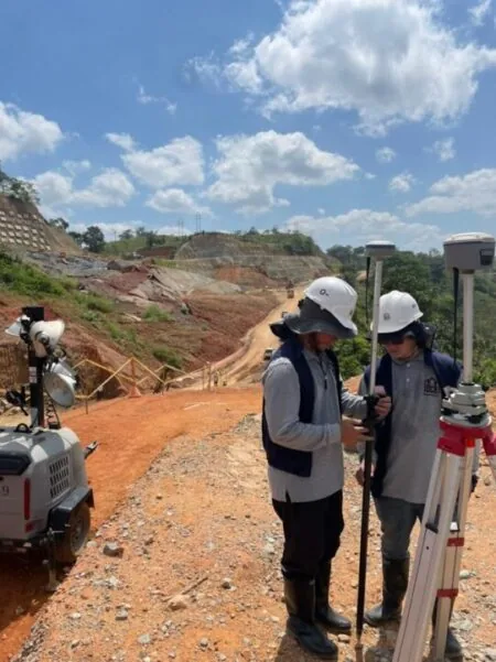 Profesionales de DCB evaluando con GNSS un talud conformado en bermas durante una campaña de campo