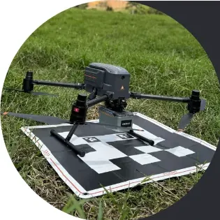 Dron cartográfico posado sobre un punto de control terrestre en campo