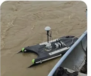 Embarcación no tripulada equipada con ecosonda y GNSS durante un levantamiento batimétrico